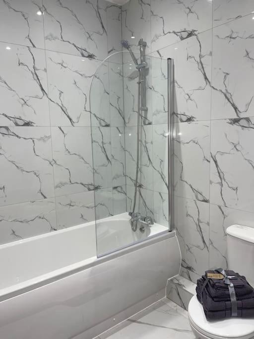 1 Bedroom Apartment - Flitwick - Contractor Friendly - Tourist Ready - Full Kitchen - Wifi - Smart Tv - Sofa Bed - Free Parking - Ideal For Short Or Long Stays Exteriör bild